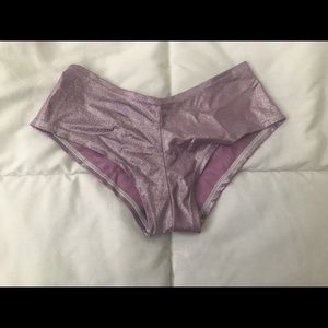 Iheartraves bottoms!