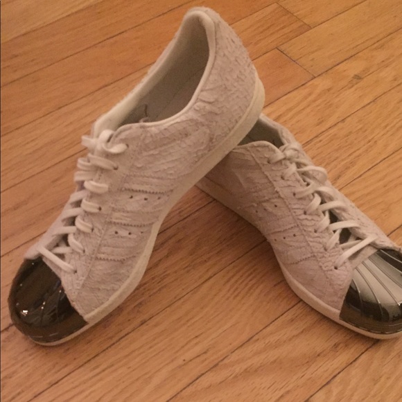 Adidas white leather  silver shell-tops size 9 1/2 - Picture 3 of 4