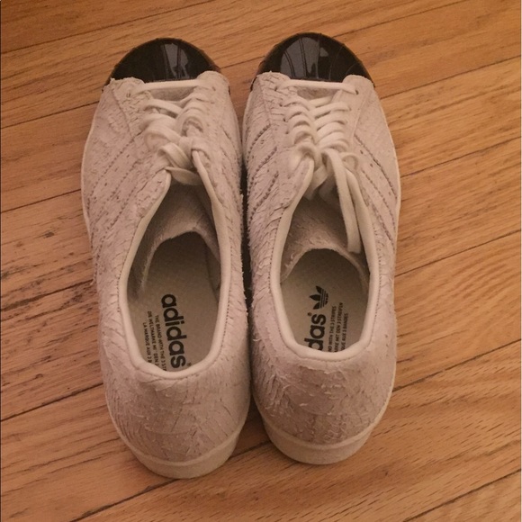 Adidas white leather  silver shell-tops size 9 1/2 - Picture 4 of 4