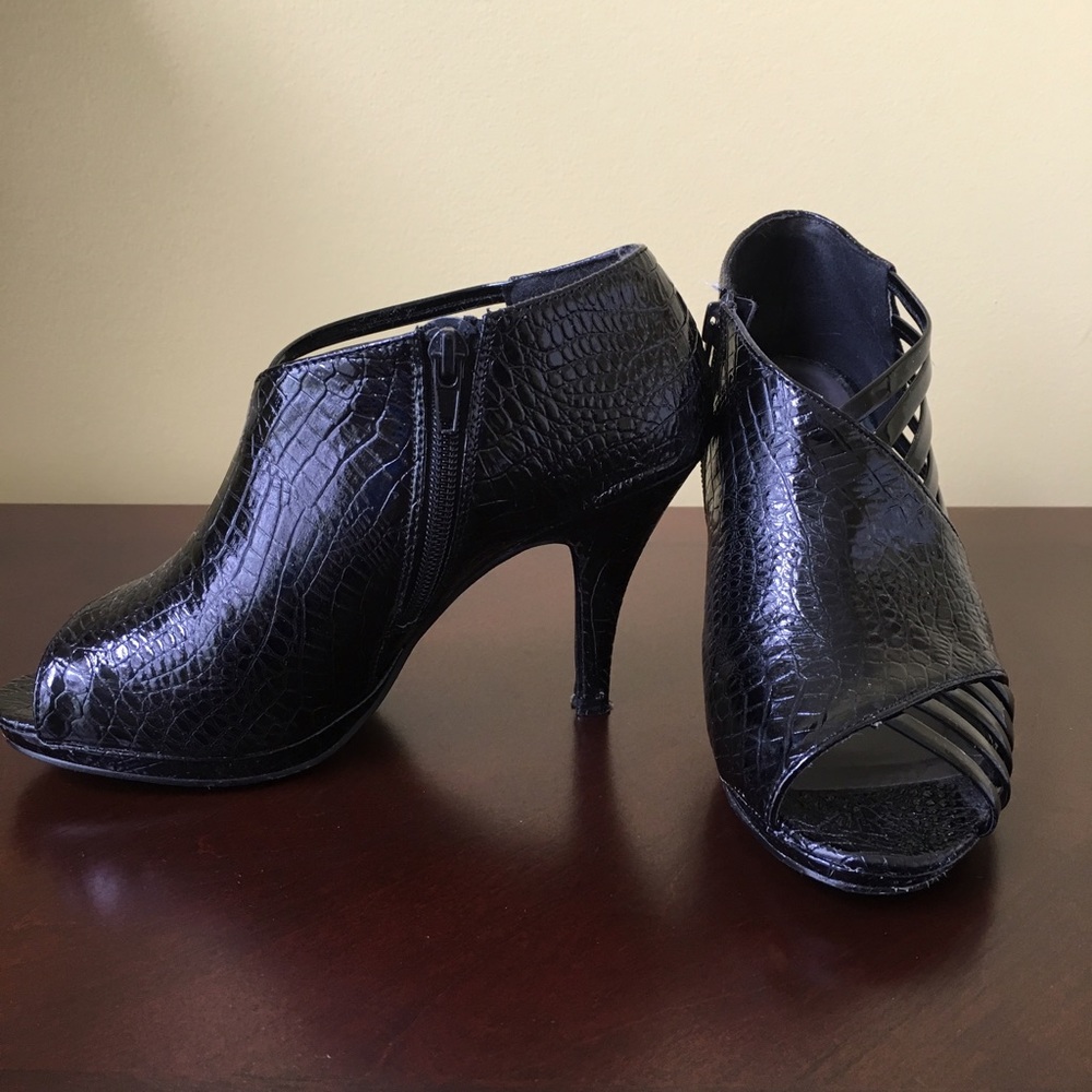 Maurices Crocodile Black Cage Heels