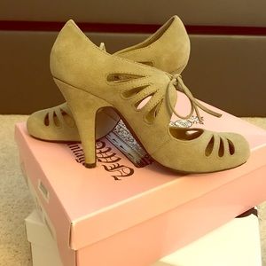 Beautiful crown vintage heels