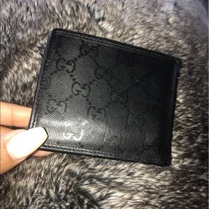 AUTHENTIC pre-owned GUCCI Signature wallet