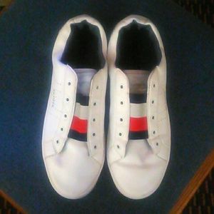 Used Hilfiger tennis shoes