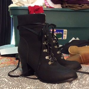 NWOT BLACK TIMBERLAND LIKE BOOTS