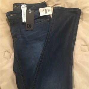 DL Pro Jeans Size 28. NWT