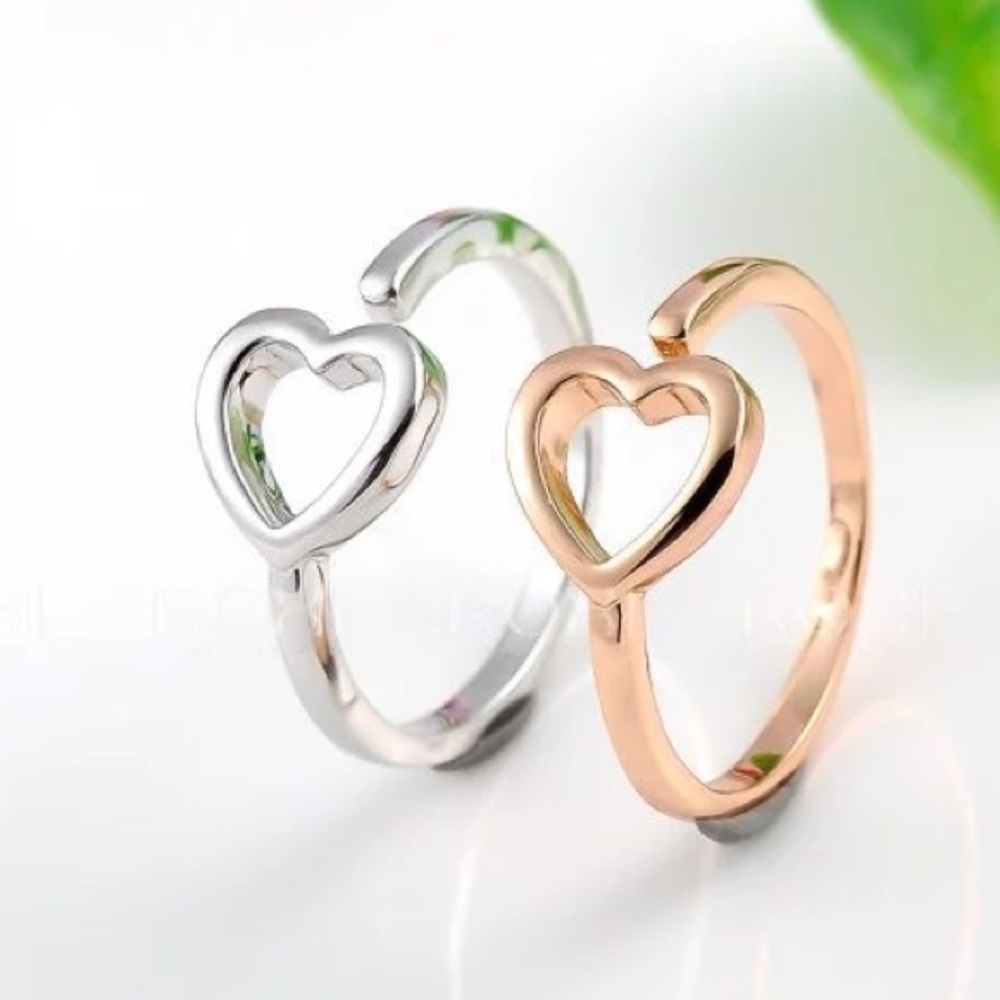 🆕 Rose Gold Heart Ring - Picture 2 of 4