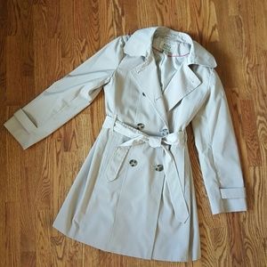Lovely trench coat/raincoat by London Fog