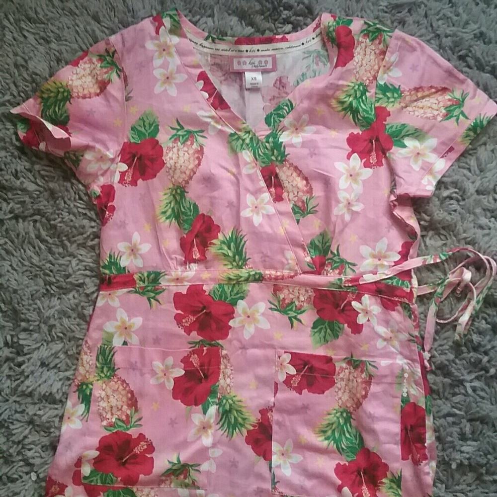 Very flattering Koi Hawaiian print scrub top