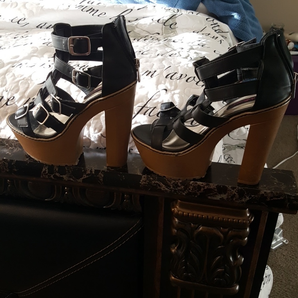 Buckle platform heels