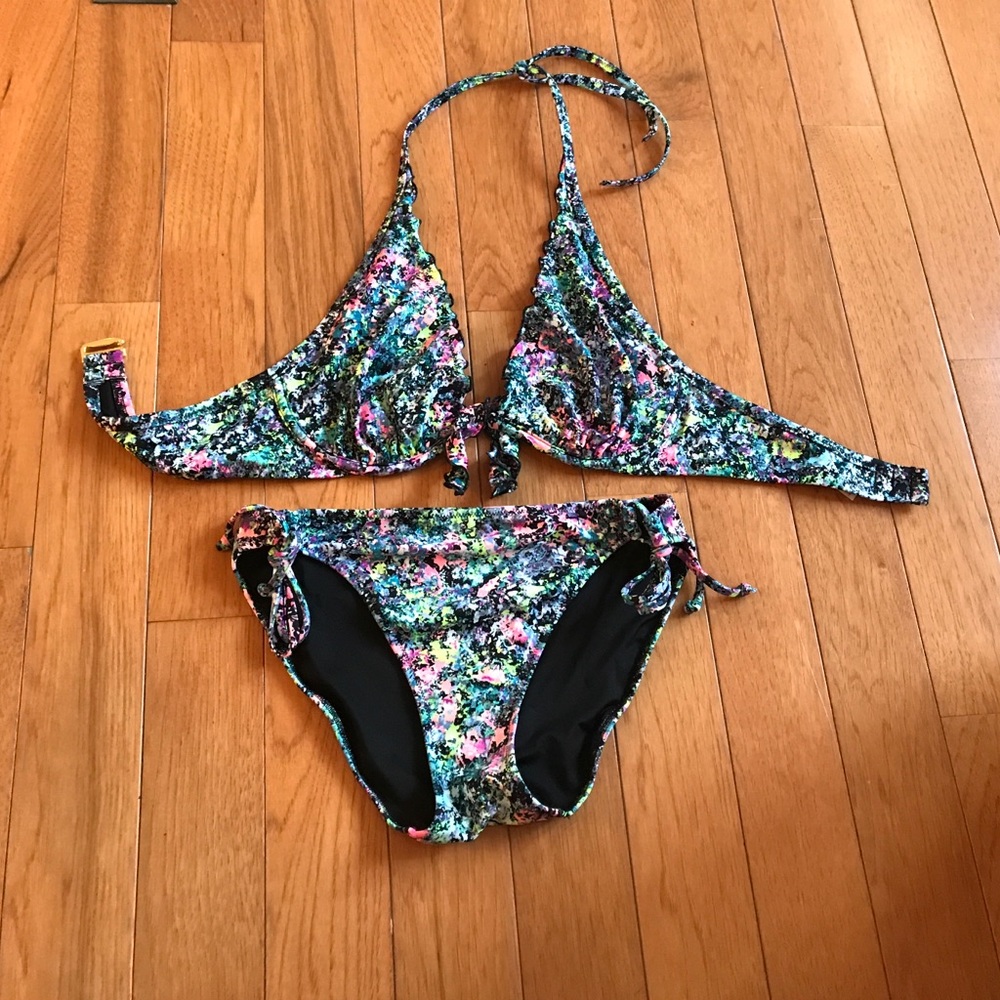Sale! Donating tomorrow! Victoria Secret Bikini 👙