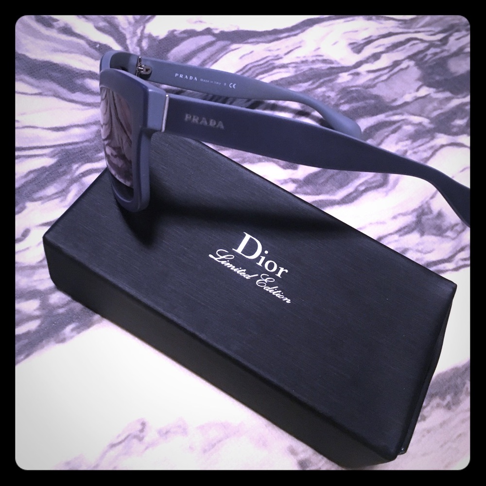 Authentic gray Prada sunnies!