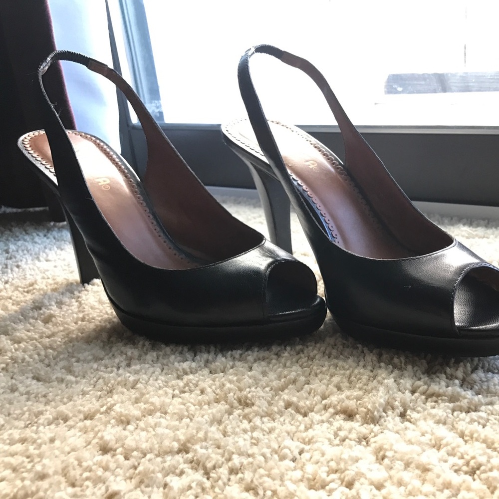 Black leather heels 👠 with toe peek.