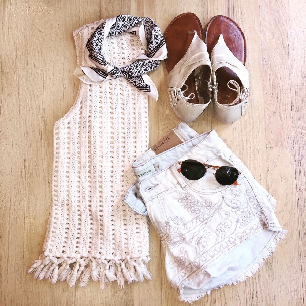 Embroidered light wash shorts