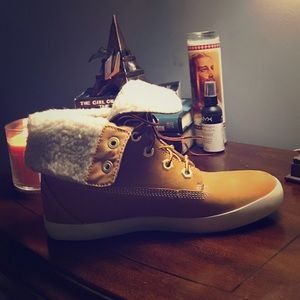 Size 8 timberland fur line, fold over sneaker.