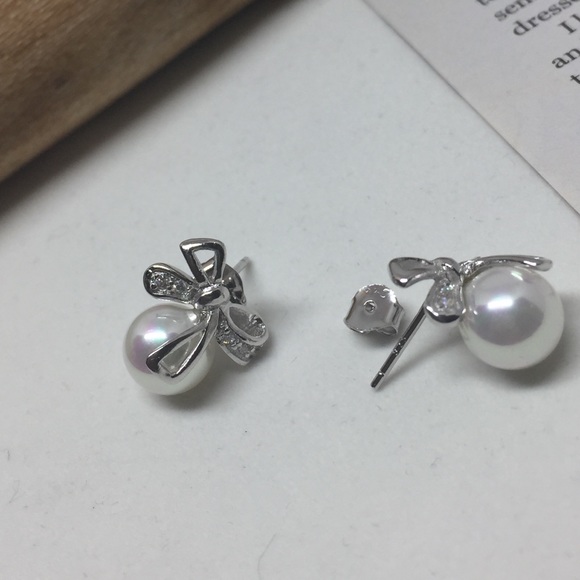 Sterling Silver Pearl Stud Earring - Picture 7 of 8
