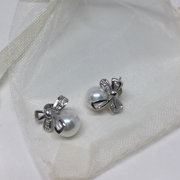 Sterling Silver Pearl Stud Earring - Picture 3 of 8