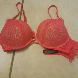 Victoria's Secret Bombshell Plunge 32 C