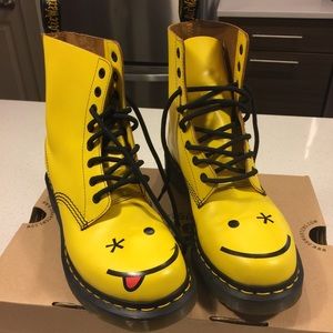 Dr marten yellow smile doc