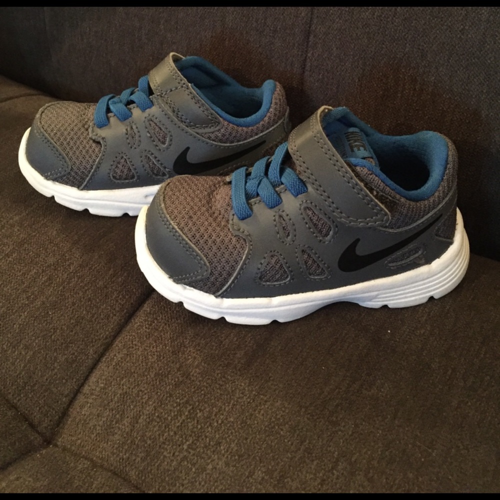 Brand new!!! Nike sneakers size 5 gray blue