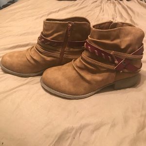 Short Tan Boots with decorate maroon belt