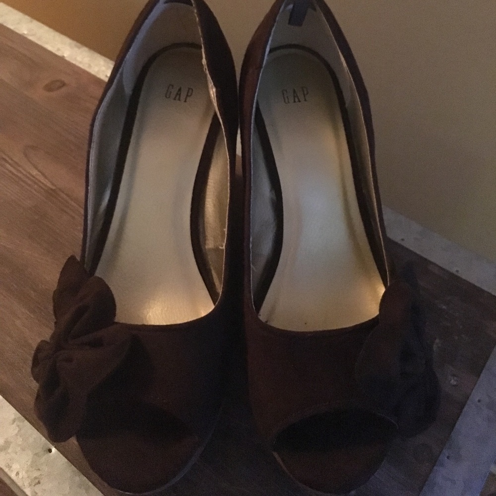 Gap wedge peep toe