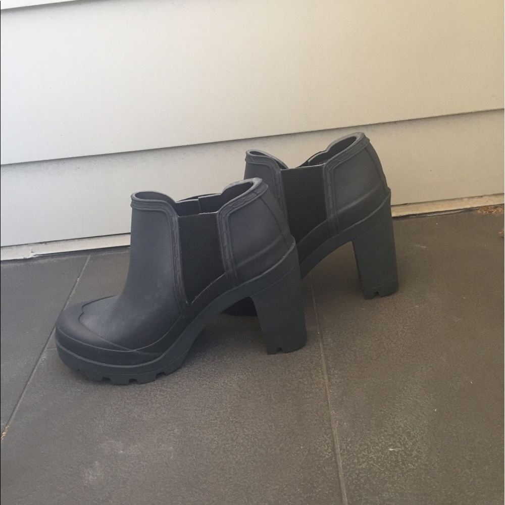 NWOT dark grey Hunter Chelsea  heel