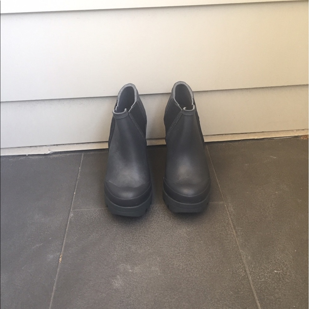 NWOT dark grey Hunter Chelsea  heel - Picture 2 of 3