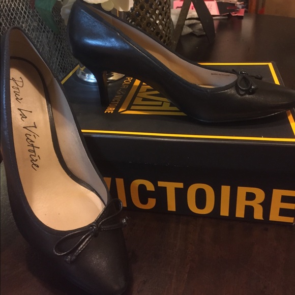 Pour La Victoire • Black Kitten Heels, 7.5 - Picture 1 of 2