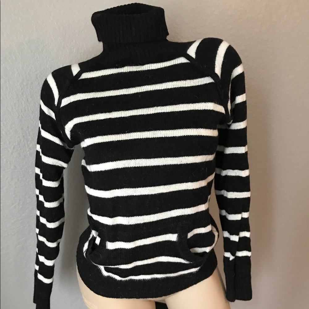 Black and white stripe pocketed sweater Medium - Picture 1 of 2