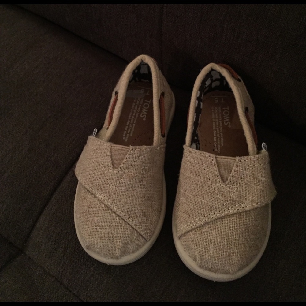 TOMS size 5 brand new tan