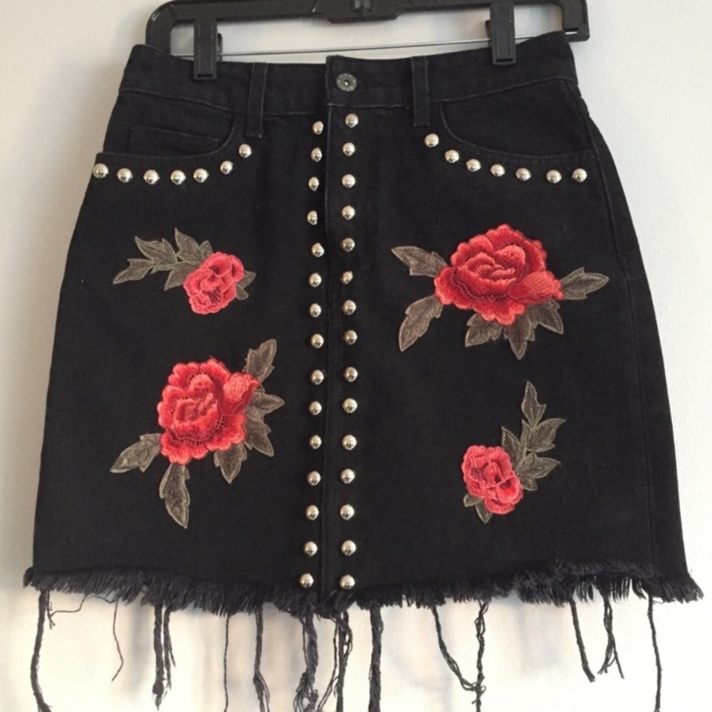 NWT LF rose skirt 🌹🌹🌹🌹🌹🌹🌹