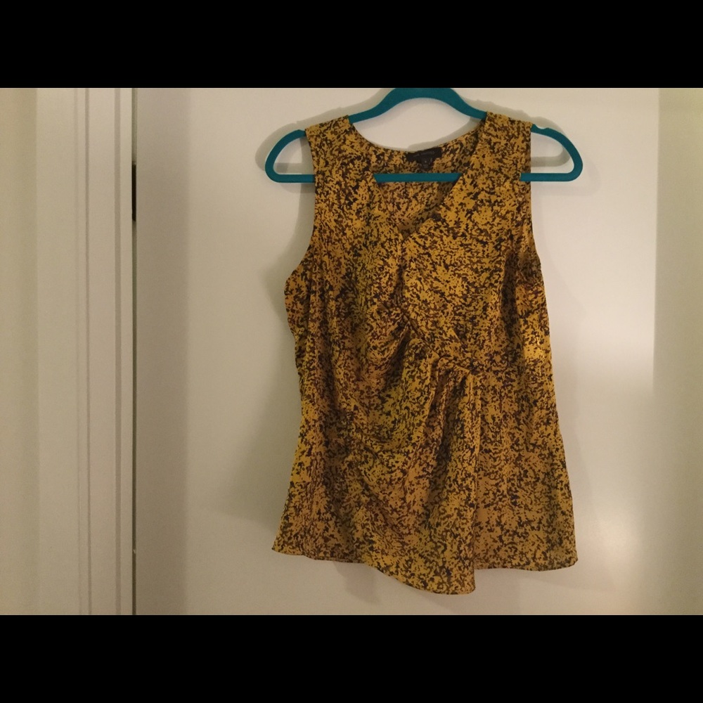 Casual top appropriate for suits/office.