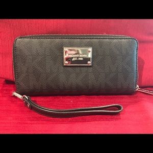 Michael Kors wristlet/wallet