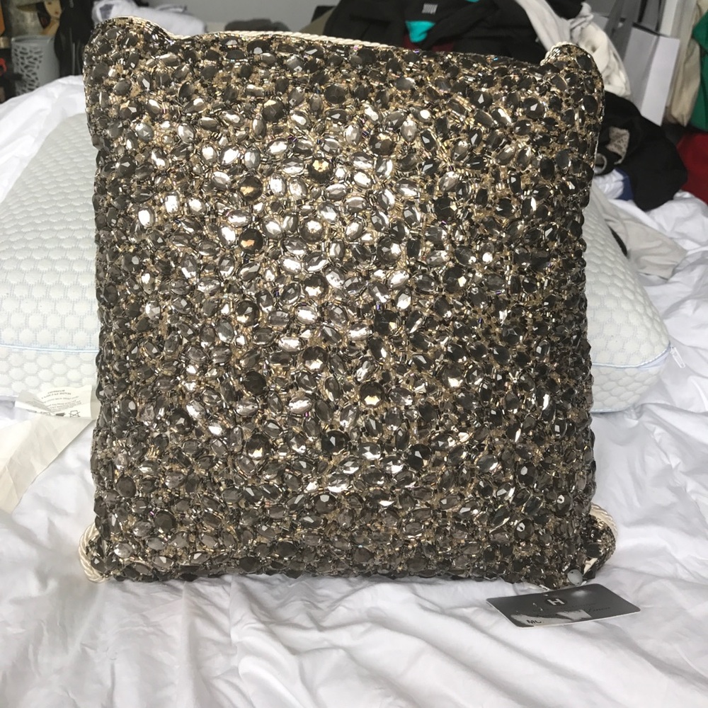 Hotel collection pillow