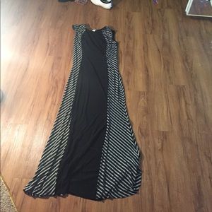 Sleeveless black and white dress barn maxi