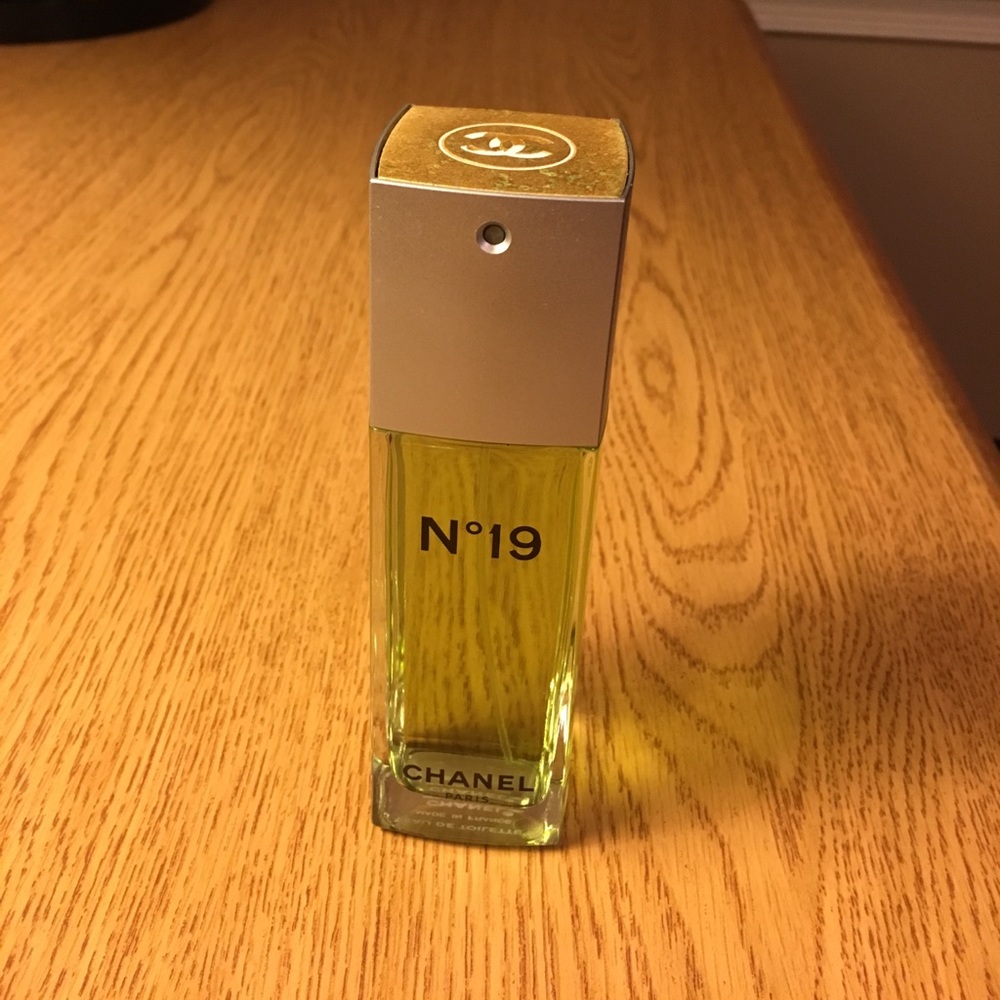 Chanel No. 19 Eau de Toilette