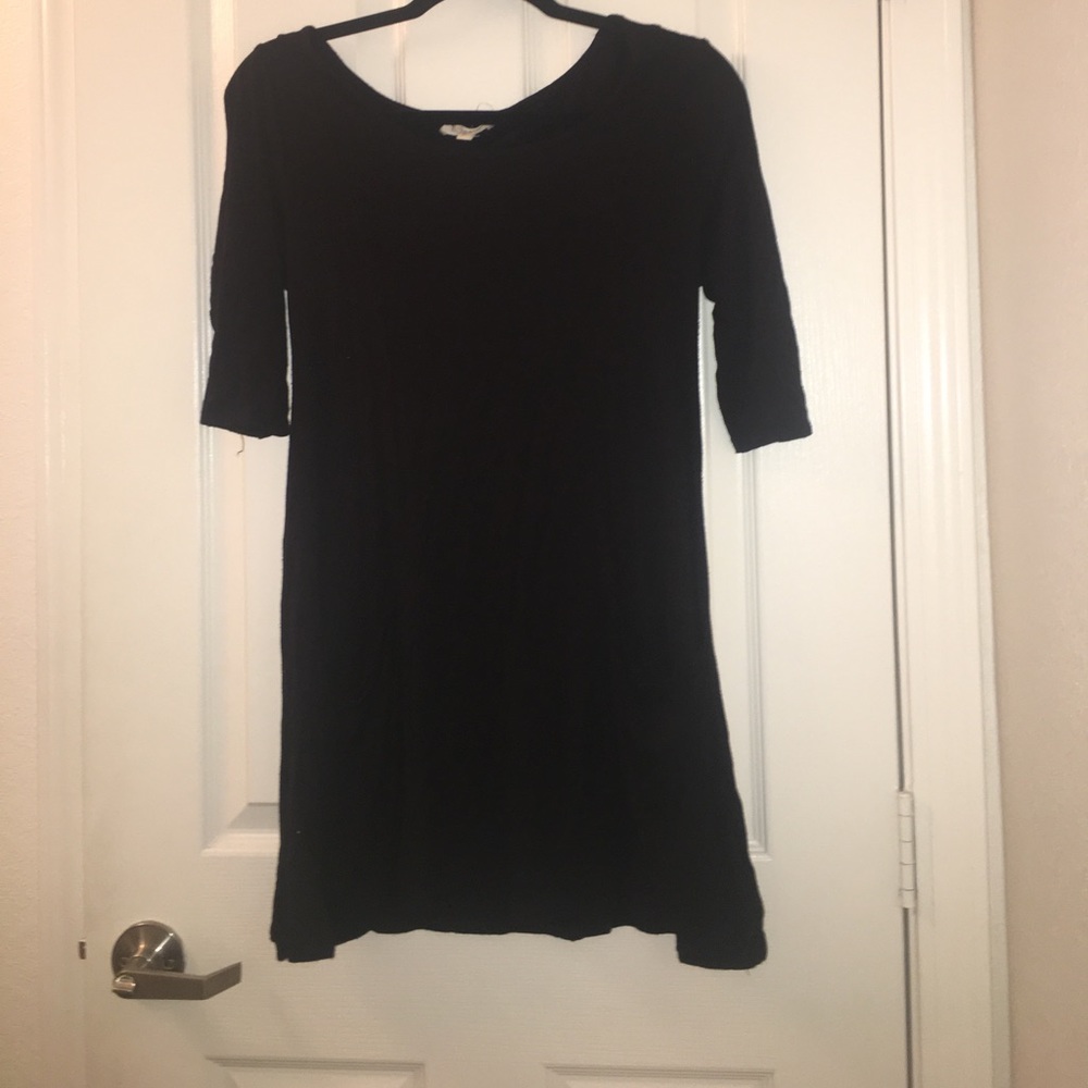 Very simple black flowey 3/4 sleeve dress