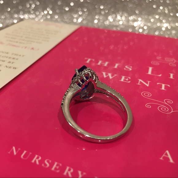 Elegant Blue & Silver Costume Jewelry Ring Size 9 - Picture 3 of 4