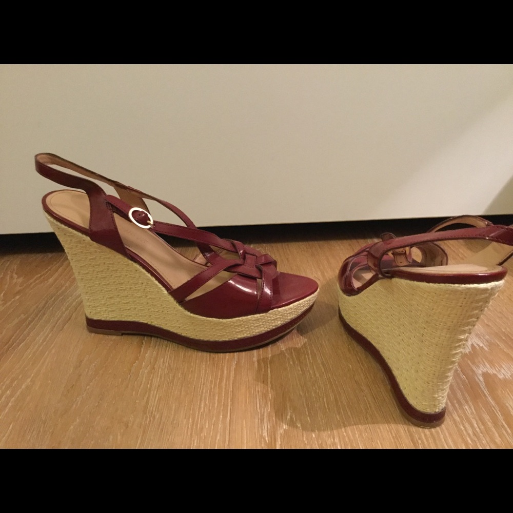 Wine/burgundy wedges