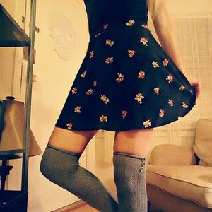 Short black skirt with flowers