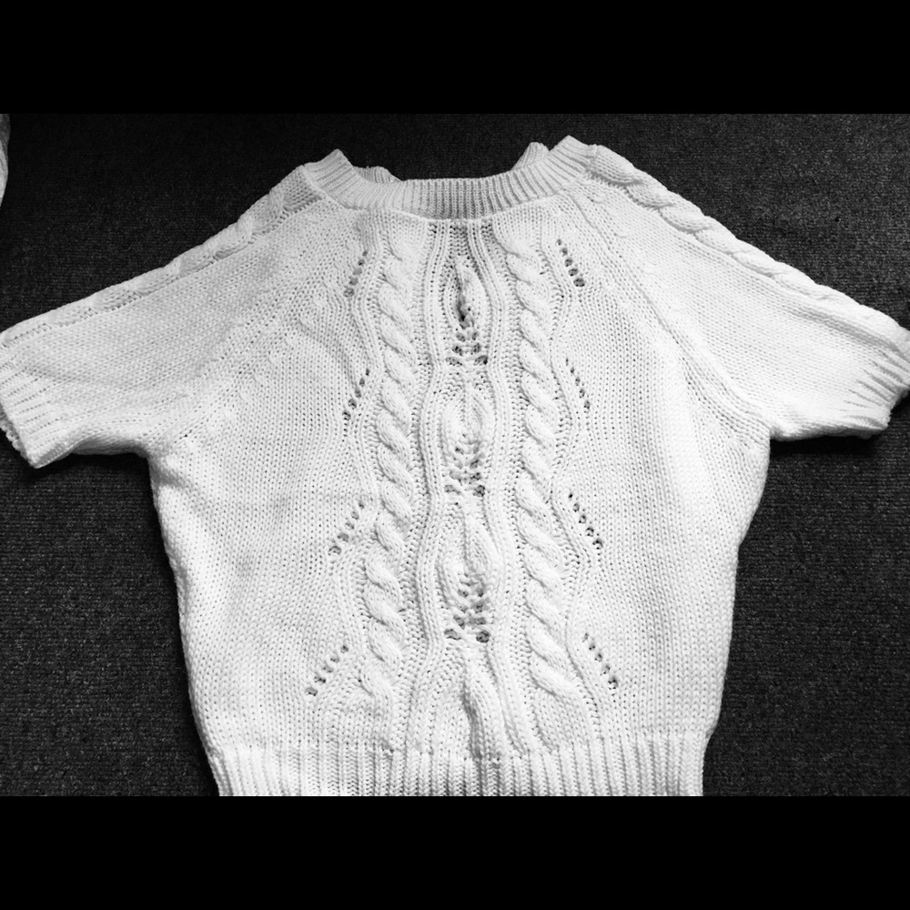 White sweatshirt sits perfectly good Quality