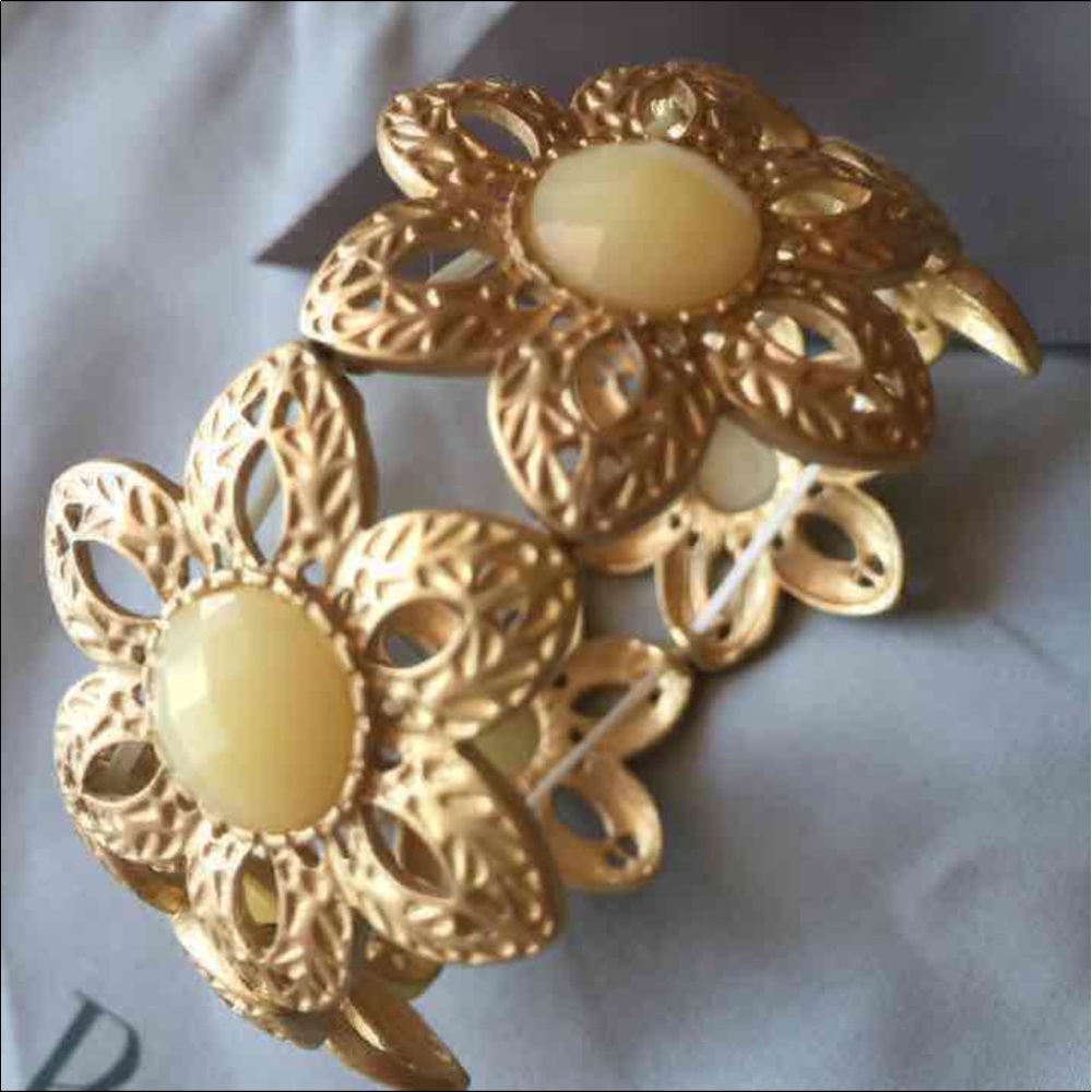 😘 Gorgeous gold tone bracelet 😘