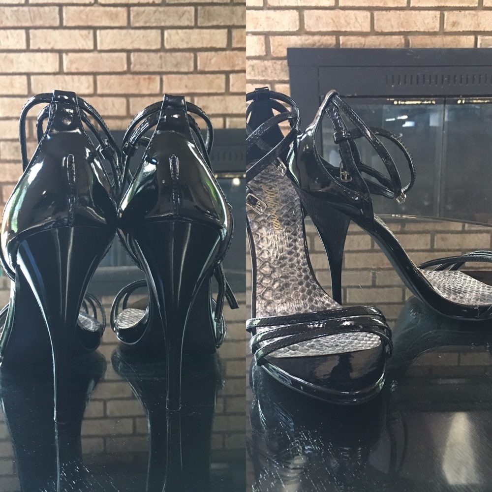 Strap he black patent leather heel