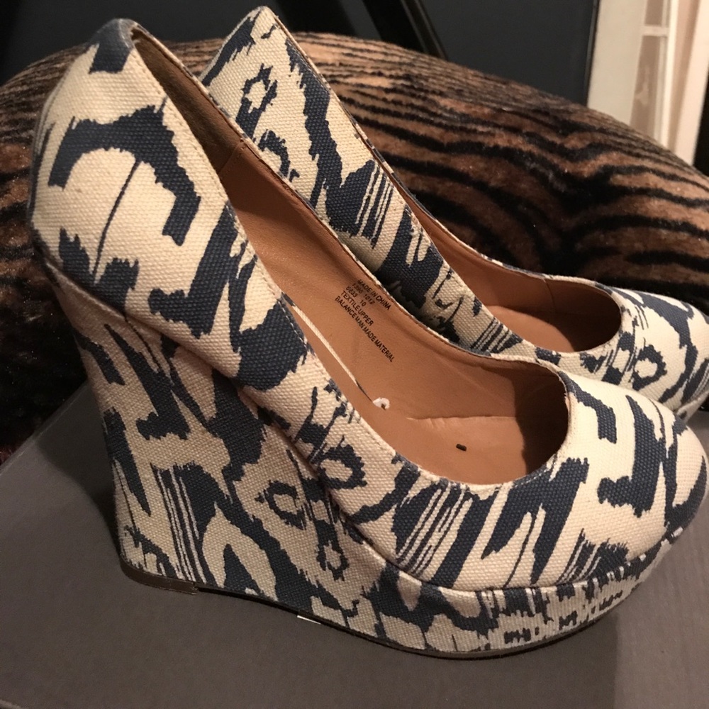 Never worn. Blue&Ivory colored wedge.