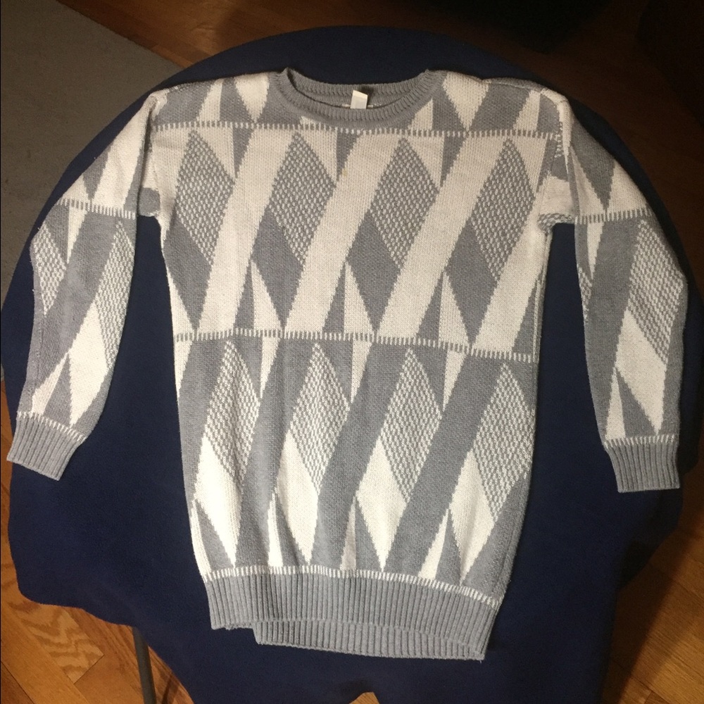 Grey and White tunic sweater geometric pattern F21