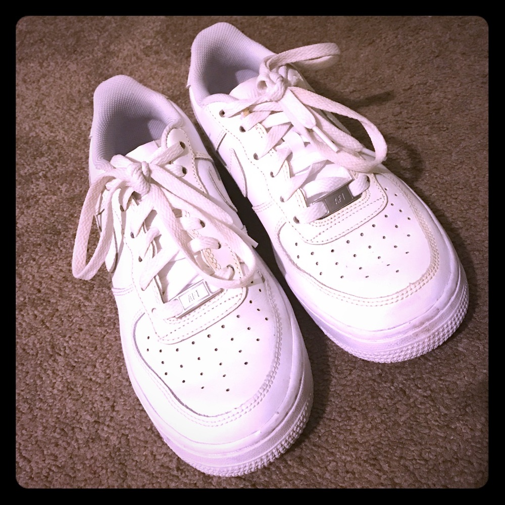 AF1! WHITE SNEAKS! So trendy right now