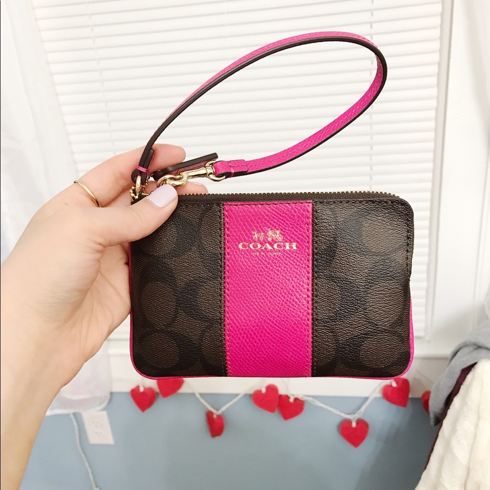 🍒🍟 COACH leather wristlet🍕🍿