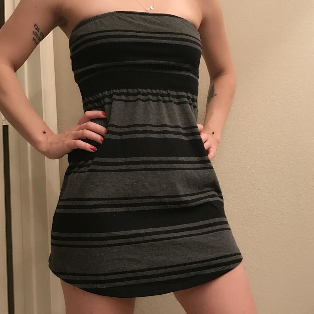 Adorable EMPYRE strapless summer dress