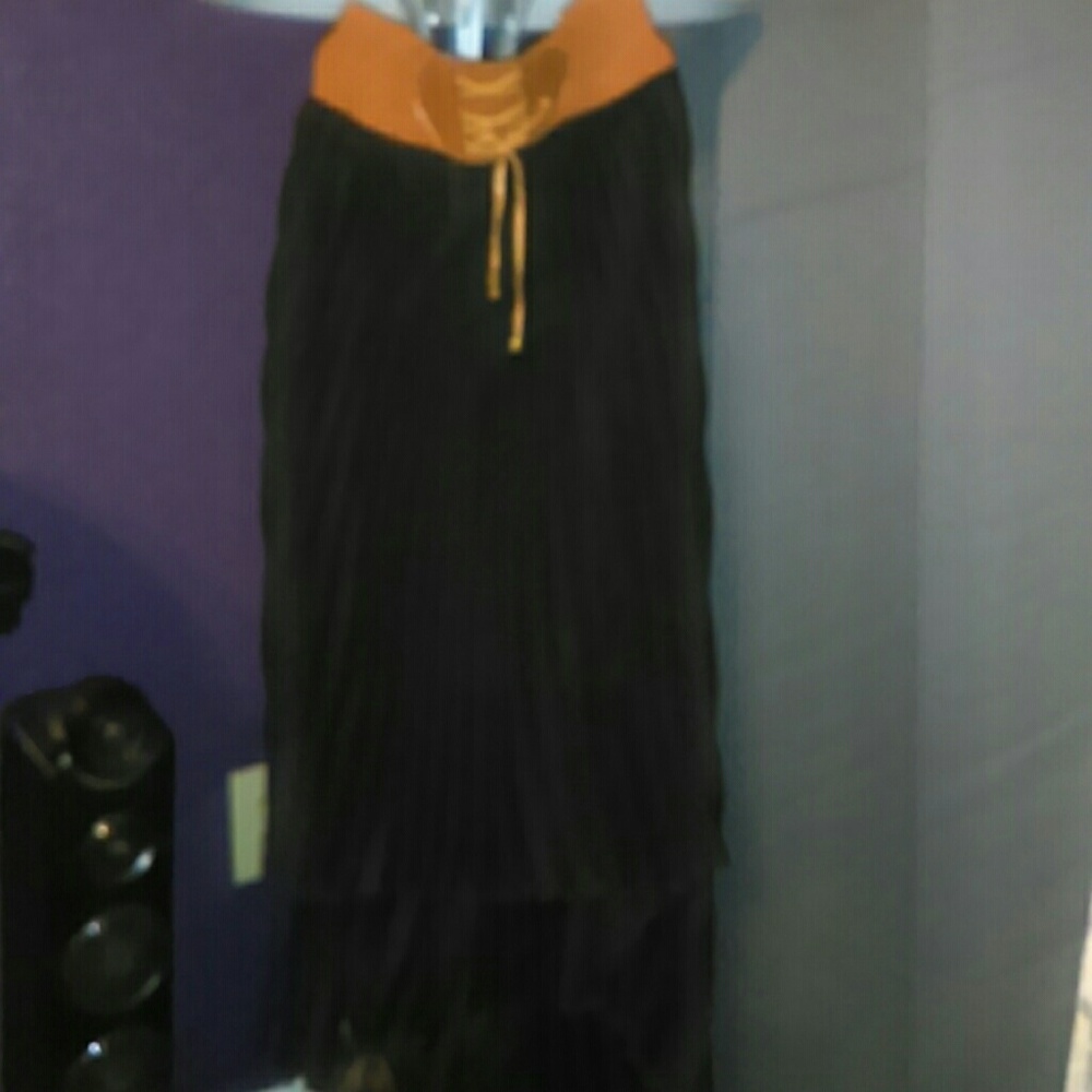 Pleated tail back skirt