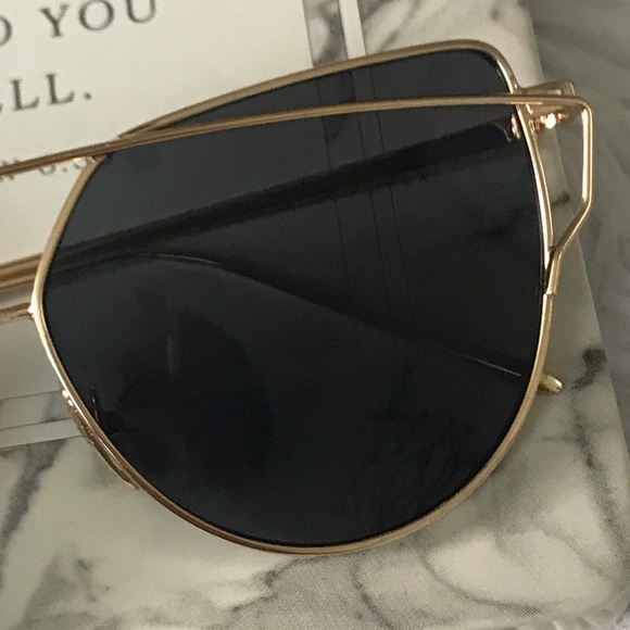 🌙Gold & Black Cat Eye Aviator Sunnies🌙 - Picture 6 of 8